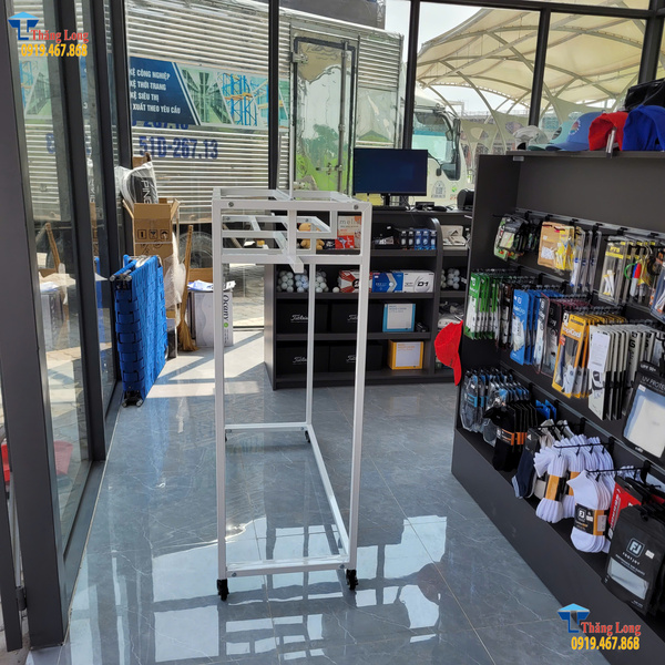 Lắp đặt kệ thời trang c&oacute; b&aacute;nh xe tại TP. Hồ Ch&iacute; Minh 